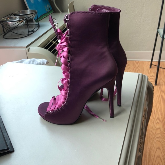 Sexy Steve Madden lace up boots - Picture 3 of 6